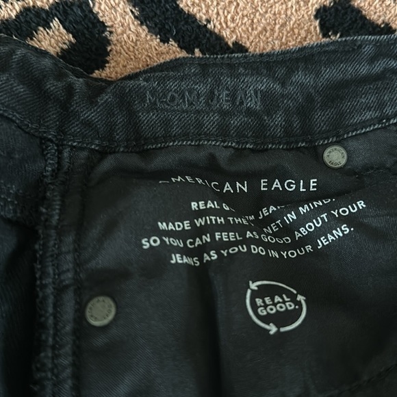 American Eagle Black denim Mom jeans 2R distressed - Picture 3 of 4